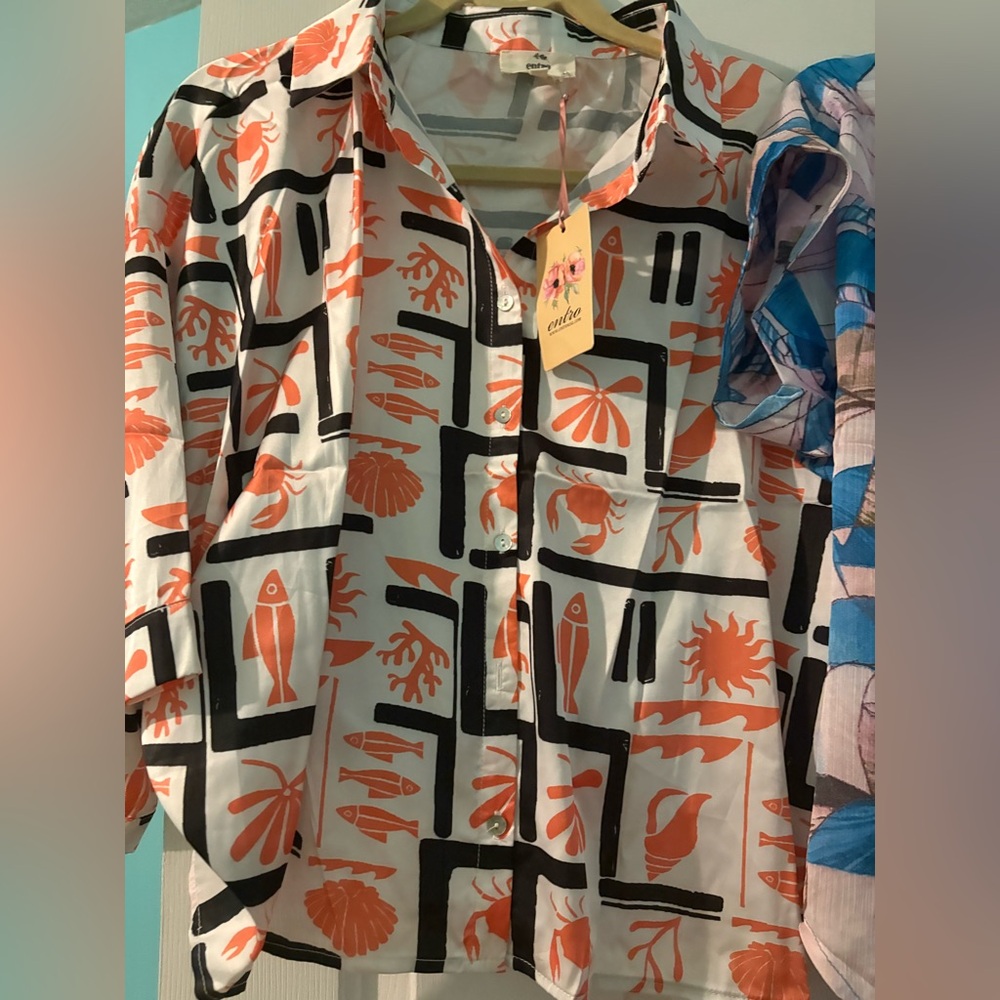 NWT Easel tops size medium set of 2
